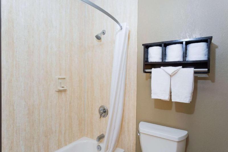 带大床的标准间, Howard Johnson By Wyndham National City/san Diego South