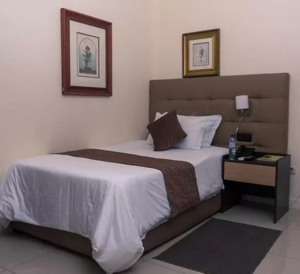 اتاق اکونومی یک تخته, Monte Carlo