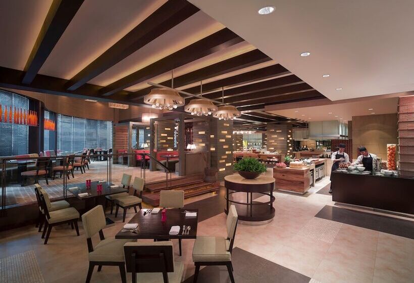 Номер Deluxe, New World Makati Hotel, Manila