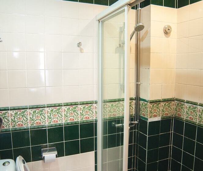 اتاق استاندارد, The Inn At Temple Street