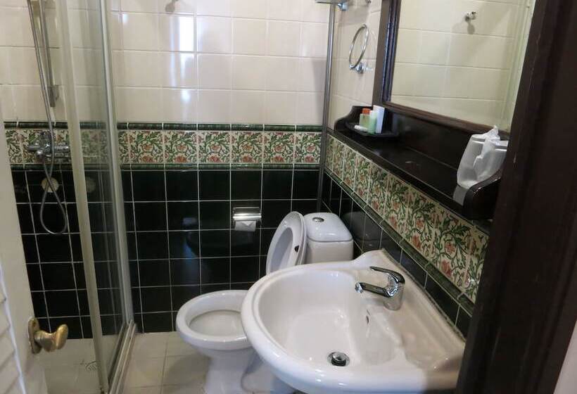 اتاق استاندارد, The Inn At Temple Street