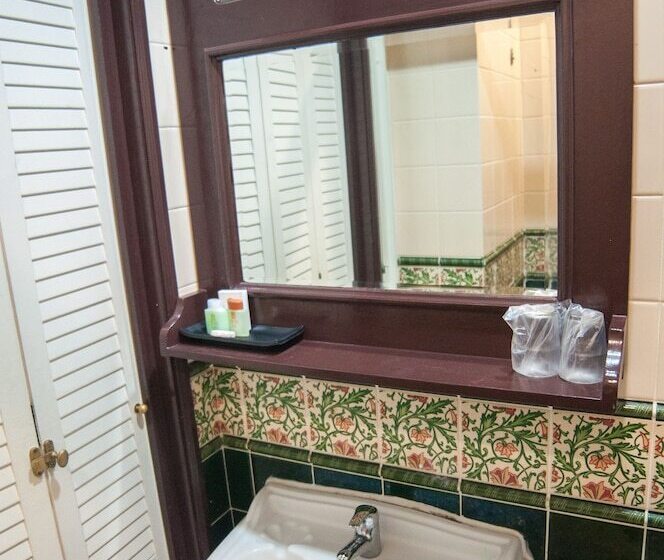 اتاق استاندارد سه نفره, The Inn At Temple Street