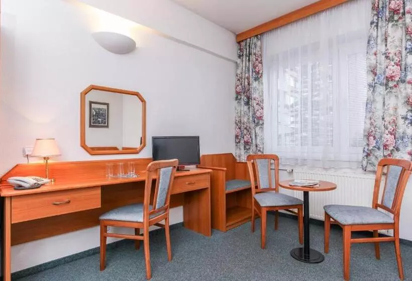 Habitación Triple Estándar, Astra