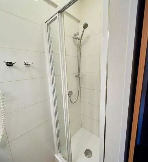 Habitación Triple Estándar, Astra