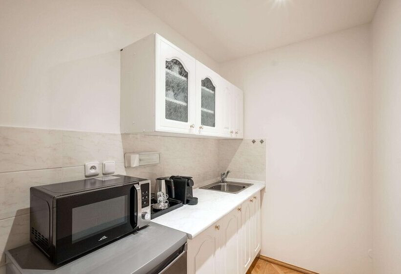 جناح جونيور, Clarion Grandhotel Zlaty Lev