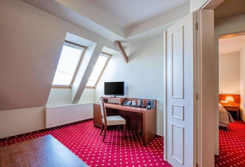 جناح جونيور, Clarion Grandhotel Zlaty Lev