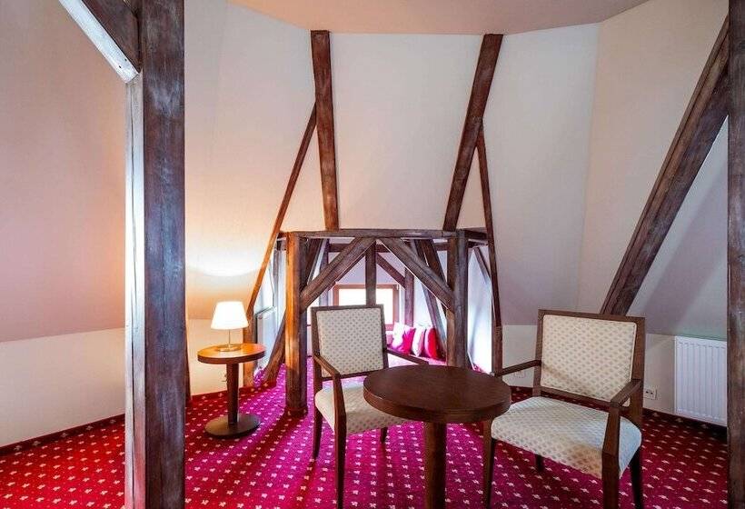 جناح جونيور, Clarion Grandhotel Zlaty Lev