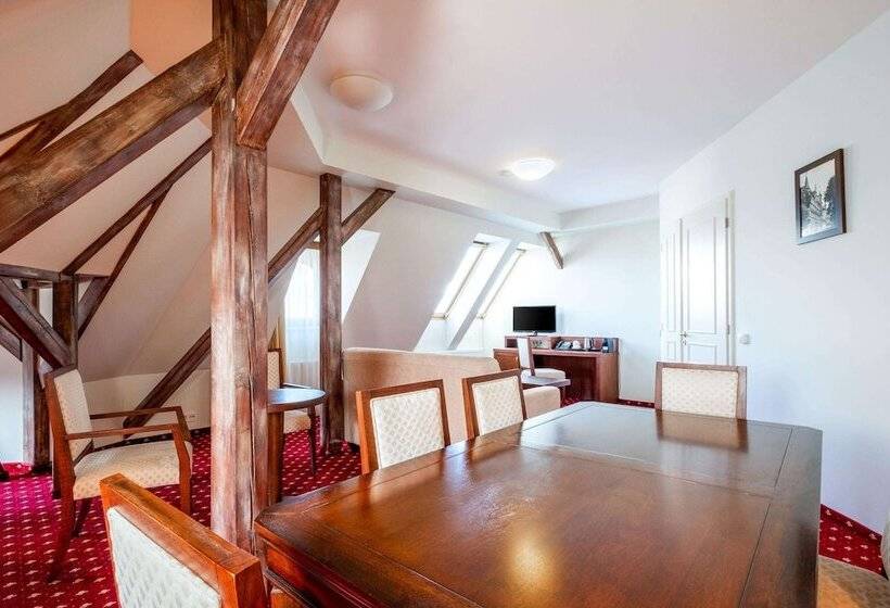 جناح جونيور, Clarion Grandhotel Zlaty Lev