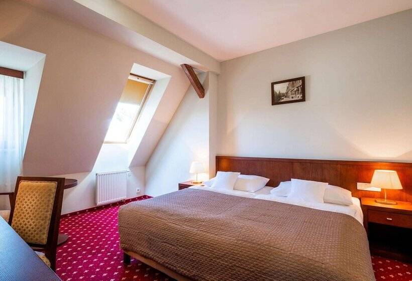 جناح جونيور, Clarion Grandhotel Zlaty Lev