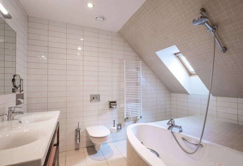 جناح جونيور, Clarion Grandhotel Zlaty Lev