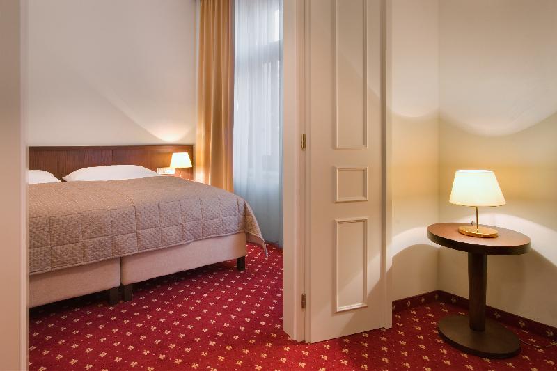 جناح جونيور, Clarion Grandhotel Zlaty Lev