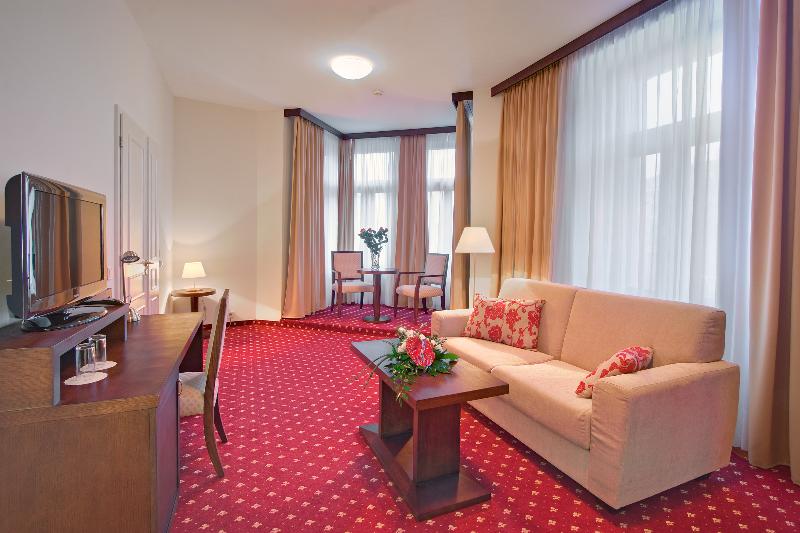 جناح جونيور, Clarion Grandhotel Zlaty Lev