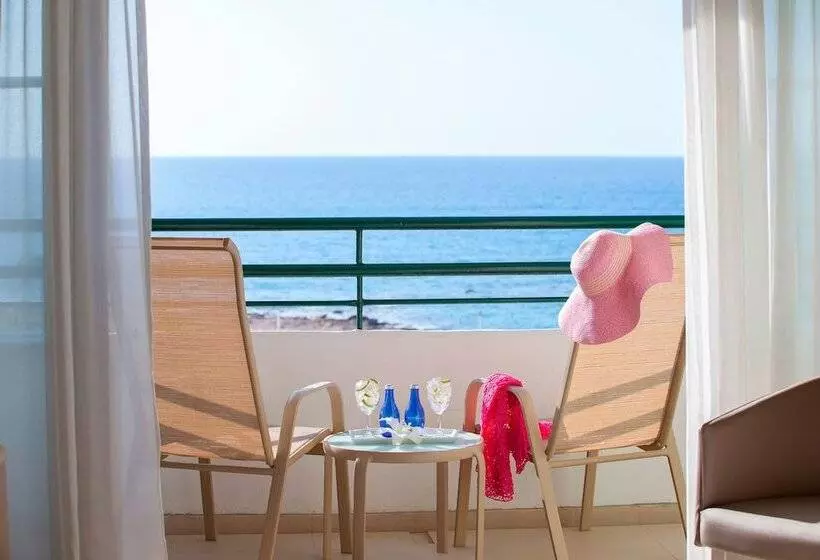 オーシャンビュースタンダードルーム, Louis Imperial Beach