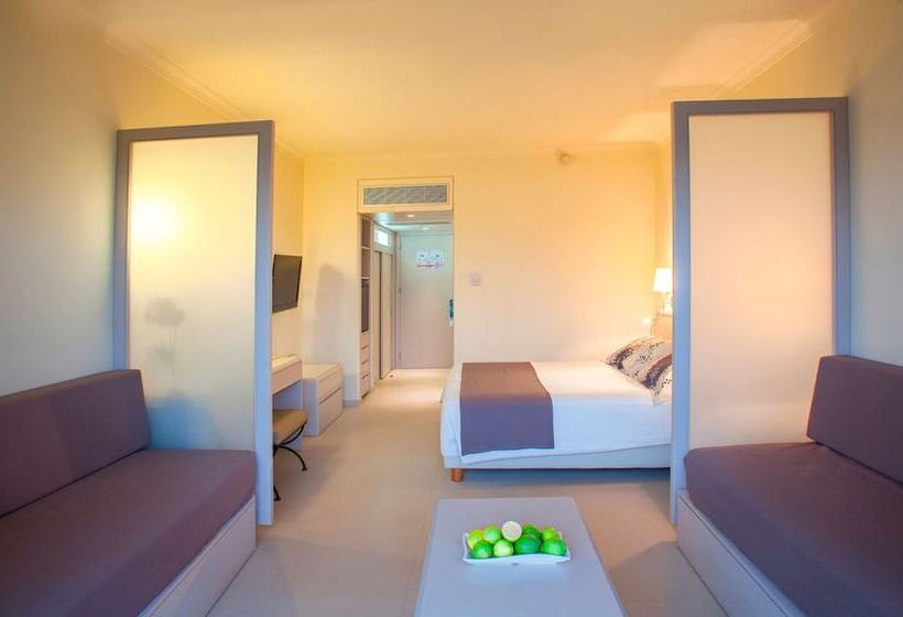 غرفة عائلية, Louis Imperial Beach