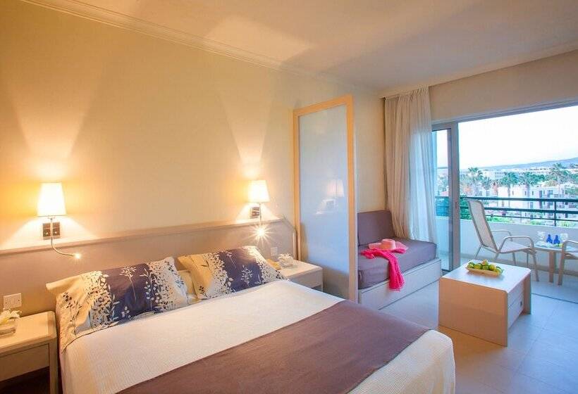 غرفة عائلية, Louis Imperial Beach