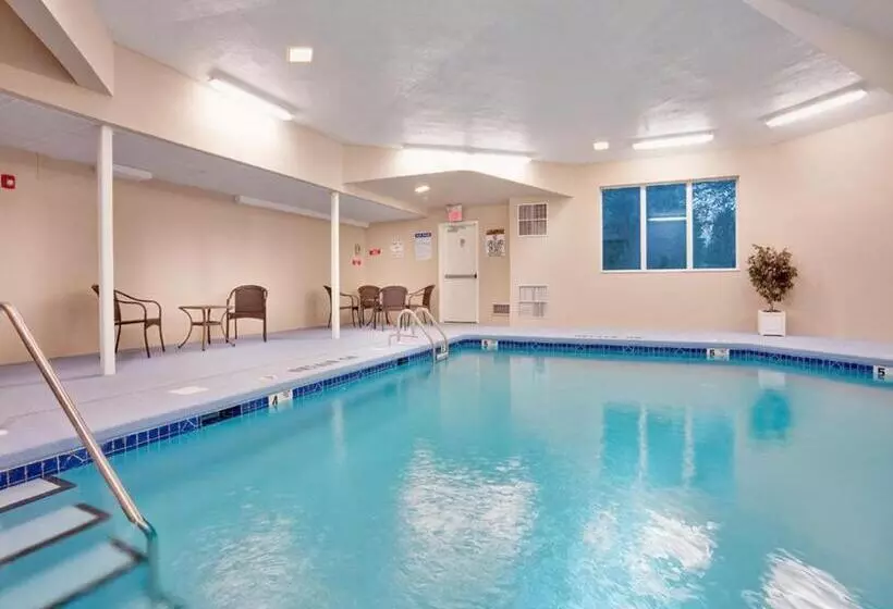 キングサイズベッドのスタンダードルーム, Baymont By Wyndham East Windsor Bradley Airport