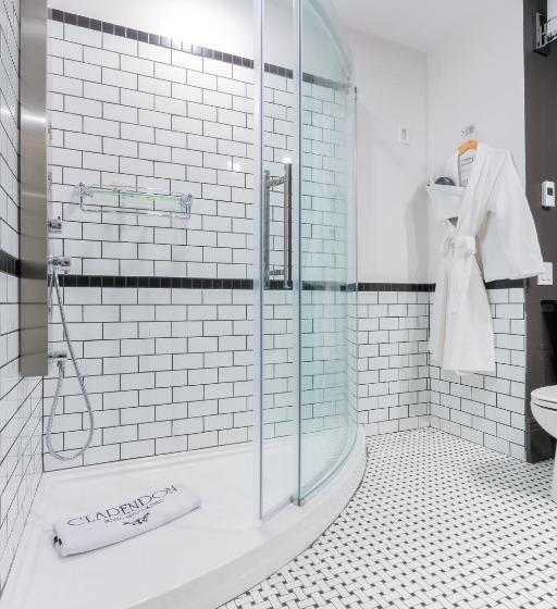 اتاق اجرایی, Clarendon