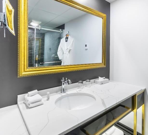 اتاق اجرایی با تخت بزرگ, Clarendon