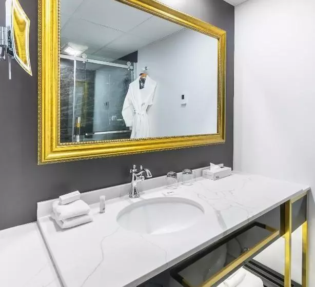 اتاق اجرایی با تخت بزرگ, Clarendon