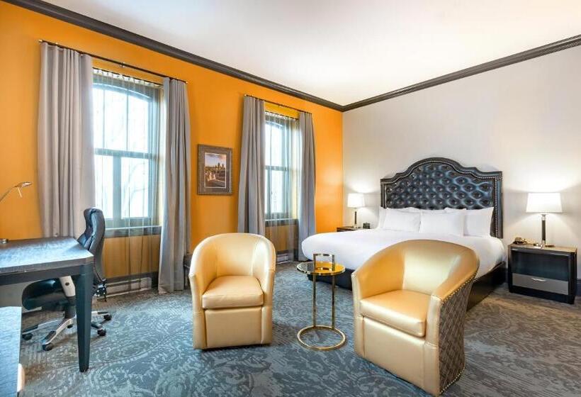 اتاق اجرایی با تخت بزرگ, Clarendon