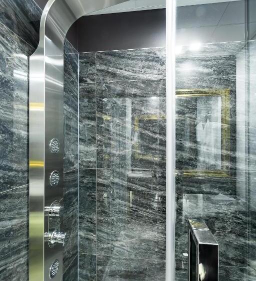 اتاق سوپریور, Clarendon