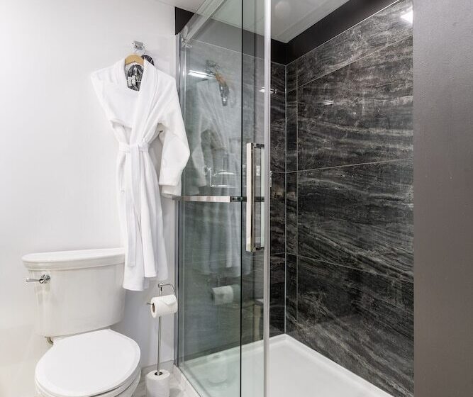 اتاق اجرایی, Clarendon