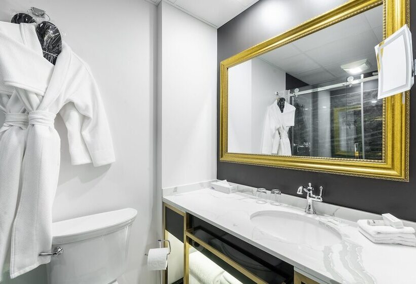 اتاق سوپریور, Clarendon