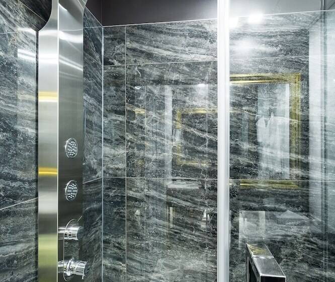 اتاق سوپریور, Clarendon