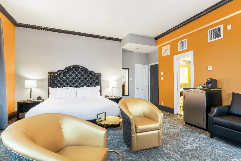 اتاق اجرایی با تخت بزرگ, Clarendon