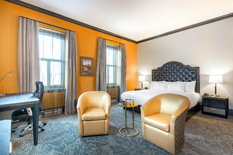 اتاق اجرایی با تخت بزرگ, Clarendon