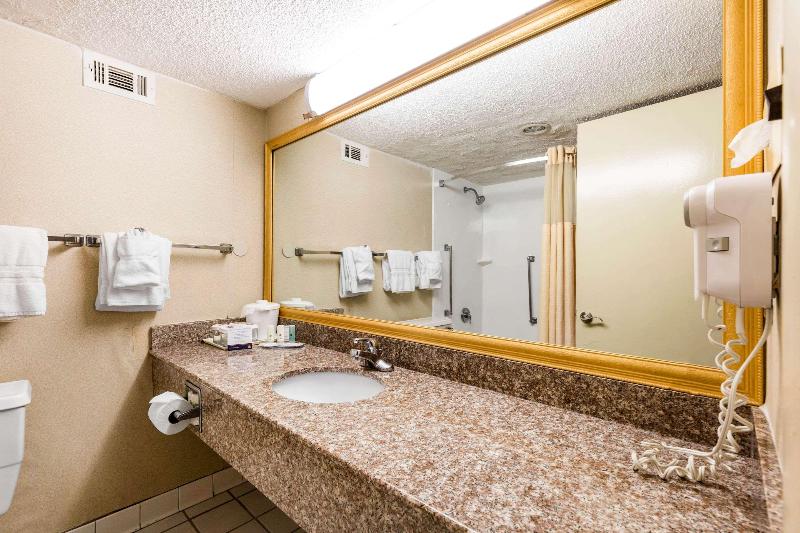 Quarto Estandar Cama King, Travelodge By Wyndham Williamsburg I 64