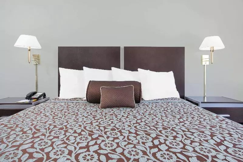 スタンダードルーム, Days Inn By Wyndham Market Center Dallas Love Field