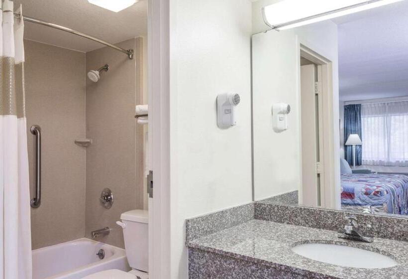 带大床的标准间, Days Inn By Wyndham N Orlando/casselberry