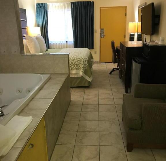 带大床的复式套间, Days Inn By Wyndham N Orlando/casselberry