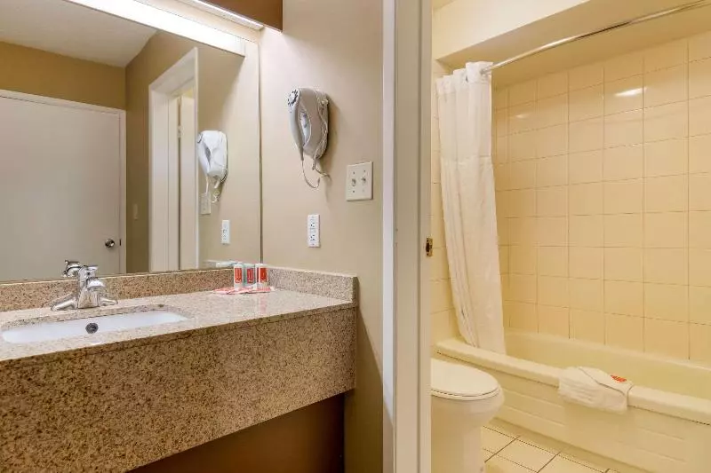 سوییت, Econo Lodge Inn & Suites