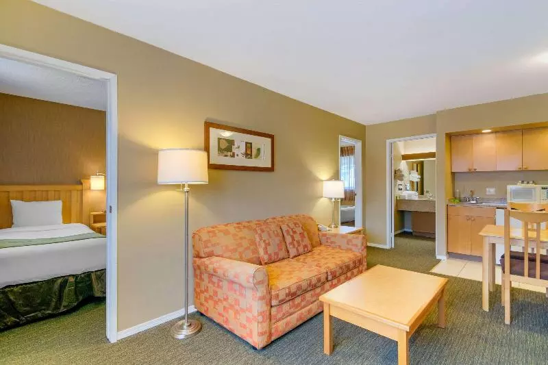 سوییت, Econo Lodge Inn & Suites