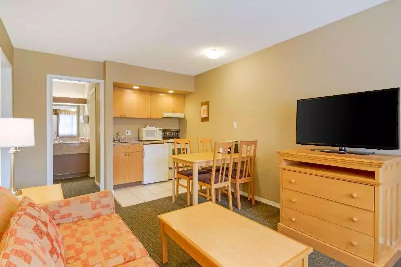 سوییت, Econo Lodge Inn & Suites
