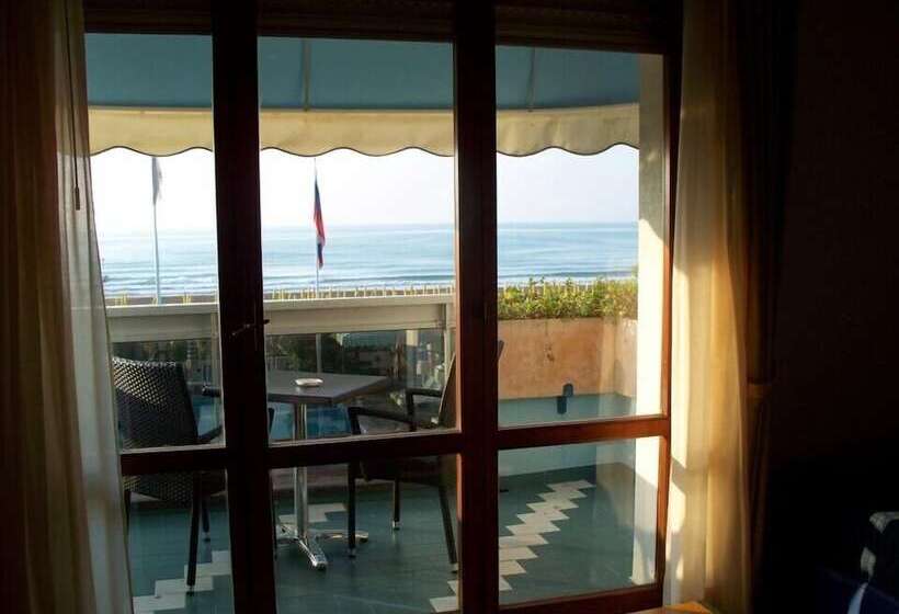 侧面海景标准三人间, Monaco & Quisisana