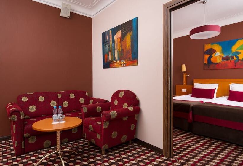 ジュニアスイート, Oktiabrskaya