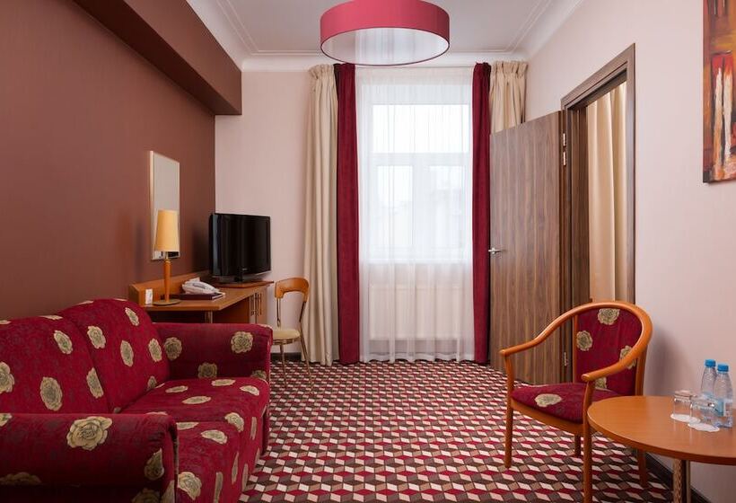 ジュニアスイート, Oktiabrskaya