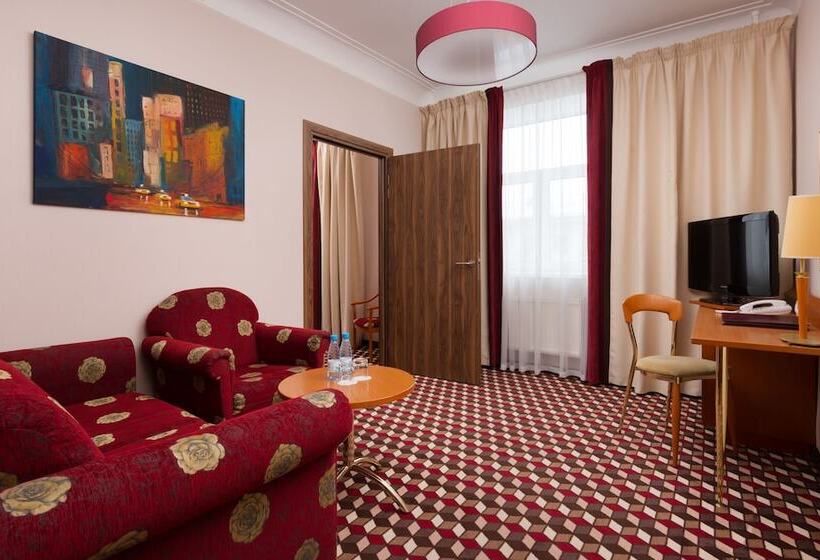 ジュニアスイート, Oktiabrskaya