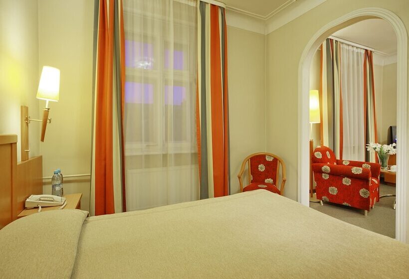 ジュニアスイート, Oktiabrskaya