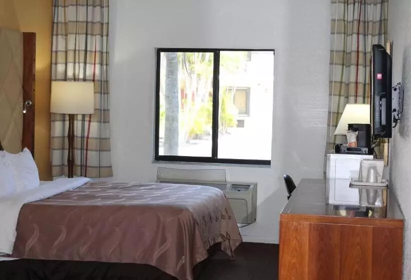 身障者適用キングサイズベッドルーム, Quality Inn Florida City  Gateway To The Keys