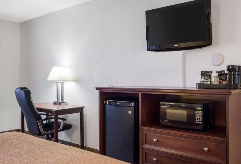 キングサイズベッドのスタンダードルーム, Quality Inn Oacoma   Chamberlain