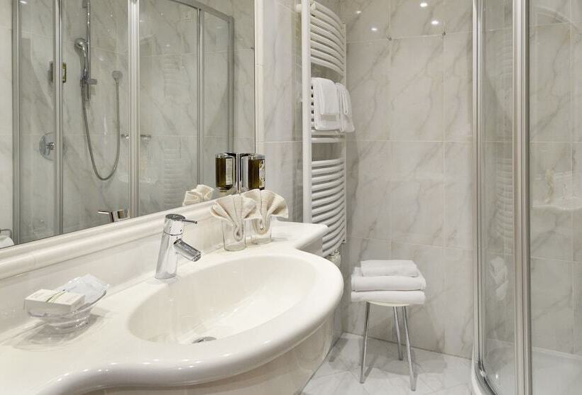 חדר משפחתי, Royal Hotel Hinterhuber