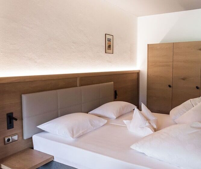 חדר משפחתי, Royal Hotel Hinterhuber