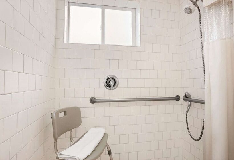 غرفه قياسيه سريرين مزدوجين, Travelodge By Wyndham Bakersfield