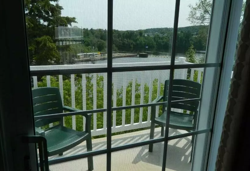 Standard Room with Balcony, Hilltop Motel & Restaurant