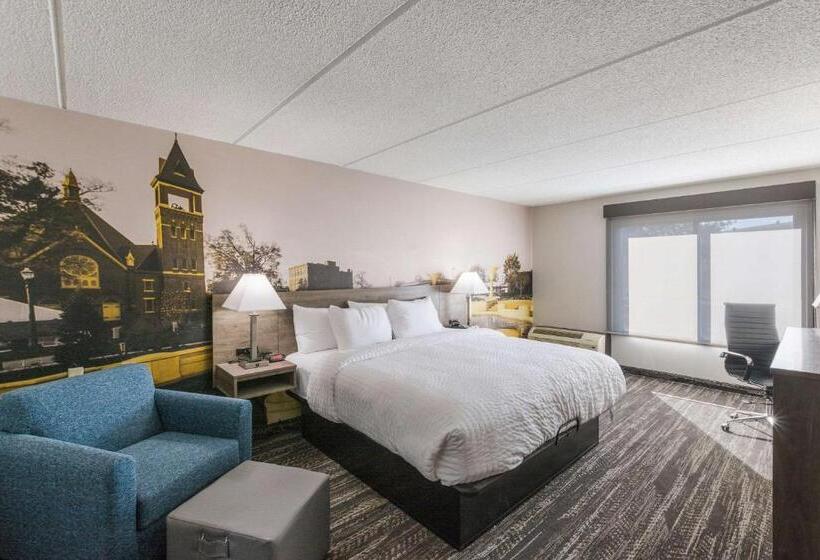 身障者適用キングサイズベッドルーム, Clarion Pointe Near University