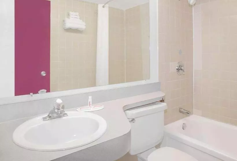Standard-huone King-vuode, Days Inn By Wyndham Tallahassee University Center